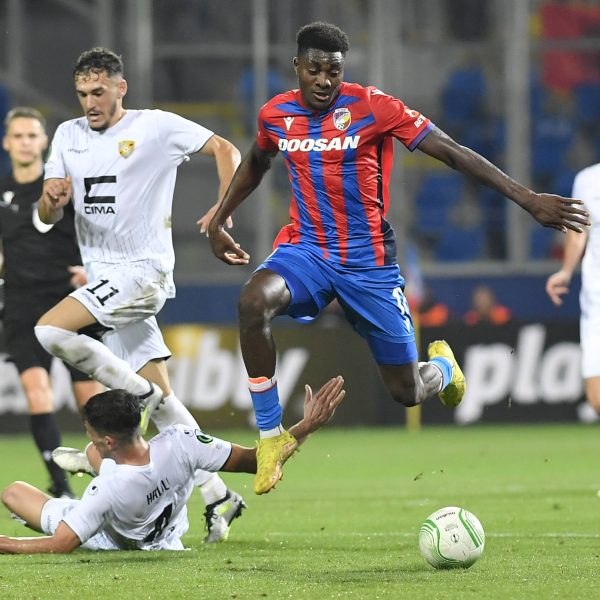  Rafiu Durosinmi im gestreiften Trikot von Viktoria Pilsen. (Foto: IMAGO / CTK Photo)