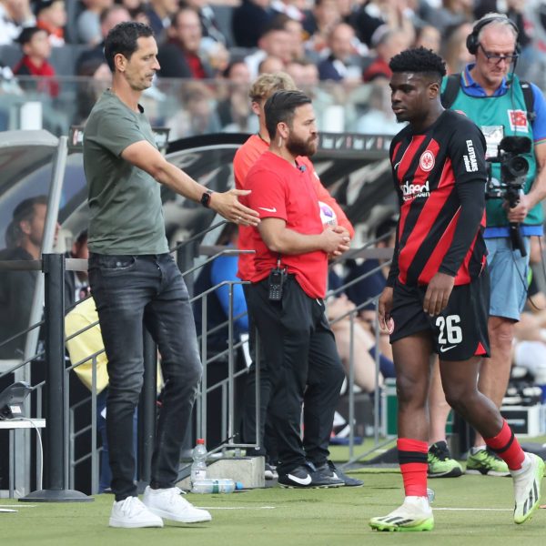  Beim gestrigen Heimspiel nicht im Kader, beim vorherigen gegen Freiburg nach 57 Minuten unzufrieden ausgewechselt: Junior Dina Ebimbe (Foto: imago / Rene Schulz)