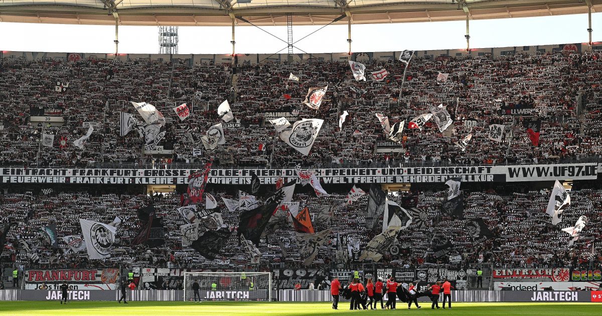 Die Fans der SGE kritisierten die Feuerwehr zuletzt stark, jetzt meldet sie sich zurück. (Foto: IMAGO / Hartenfelser)