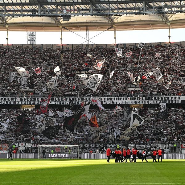  Die Fans der SGE kritisierten die Feuerwehr zuletzt stark, jetzt meldet sie sich zurück. (Foto: IMAGO / Hartenfelser)