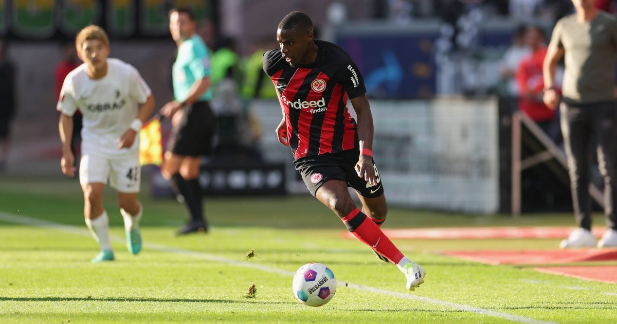  Niels Nkounkou spielt seit dieser Saison für die SGE. (Foto: IMAGO / HMB-Media)