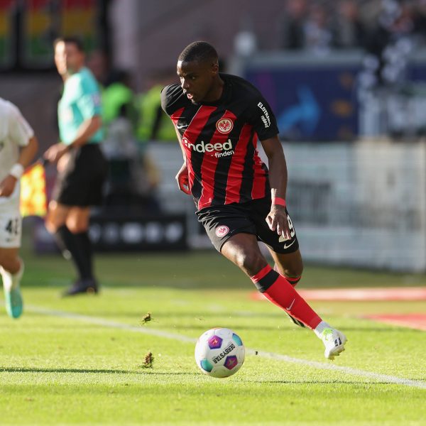  Niels Nkounkou spielt seit dieser Saison für die SGE. (Foto: IMAGO / HMB-Media)