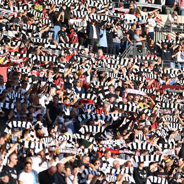  Die Fans der SGE werden die Eintracht im Sportpark Höhenberg anfeuern. (Foto: IMAGO / Revierfoto)