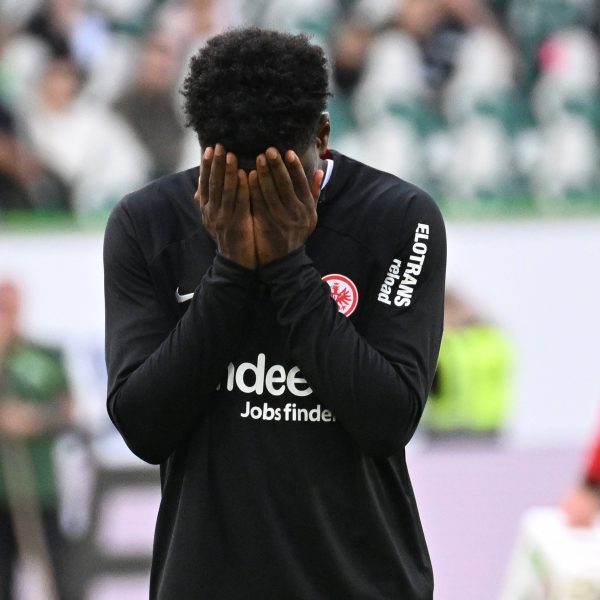  Junior Dina Ebimbe stand die Enttäuschung nach der Partie in Wolfsburg ins Gesicht geschrieben. Es will offensiv bei den Hessen einfach nicht rund laufen. (Bild: imago images / Jan Huebner)