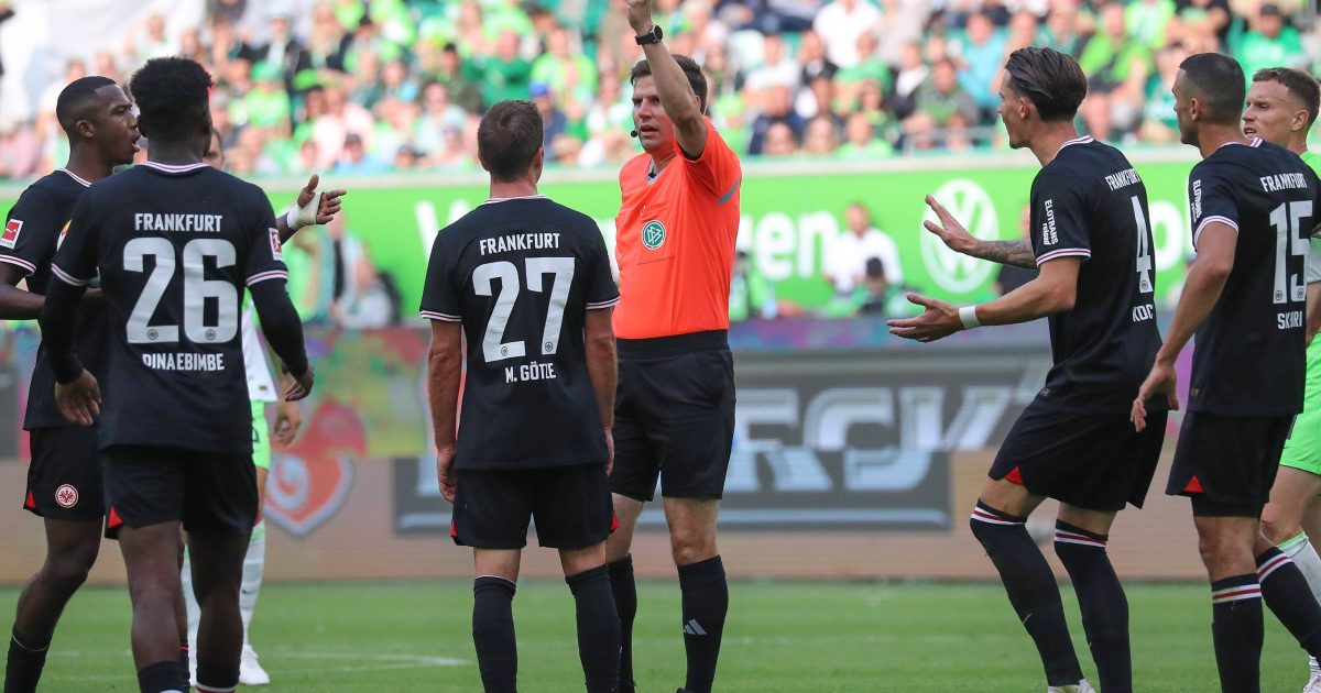  Nch einer knappen Stunde war das verfrühte Arbeitsende für Götze besiegelt: Schiri Willenborg schickte ihn mit Gelb-Rot vom Platz (Foto: imago / Jan Huebner)