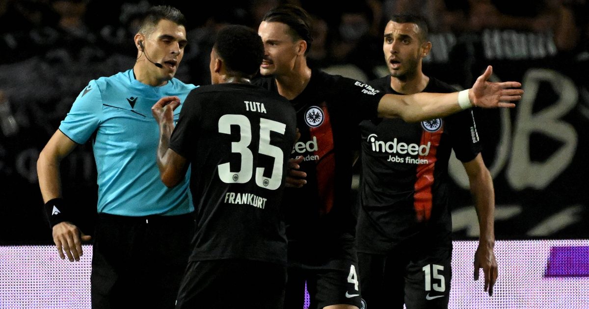 Es gab viel Diskussionsbedarf ikm ersten Durchgang. Die Eintracht hatte Glück, dass PAOK ein Treffer aberkannt wurde. (Foto: imago / Jan