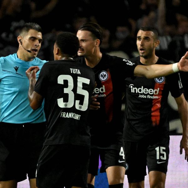  Es gab viel Diskussionsbedarf ikm ersten Durchgang. Die Eintracht hatte Glück, dass PAOK ein Treffer aberkannt wurde. (Foto: imago / Jan