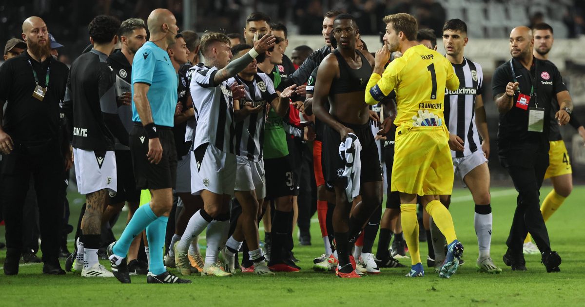  Kevin Trapp sah gegen Paok Saloniki Rot. (Foto: imago/HMB-Media)