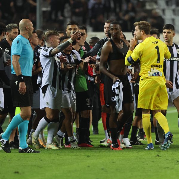  Kevin Trapp sah gegen Paok Saloniki Rot. (Foto: imago/HMB-Media)