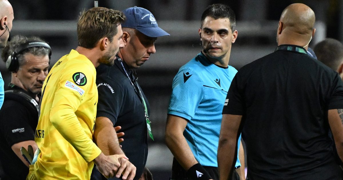  Kevin Trapp redet auf den Unparteiischen aus Italien ein. (Foto: imago/Jan Huebner)