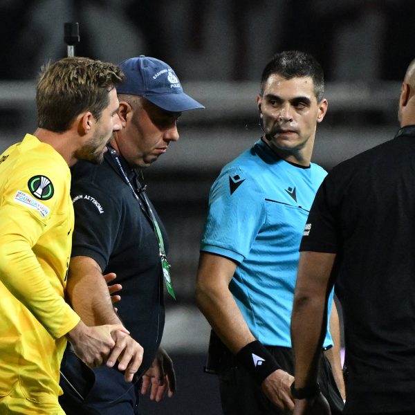  Kevin Trapp redet auf den Unparteiischen aus Italien ein. (Foto: imago/Jan Huebner)