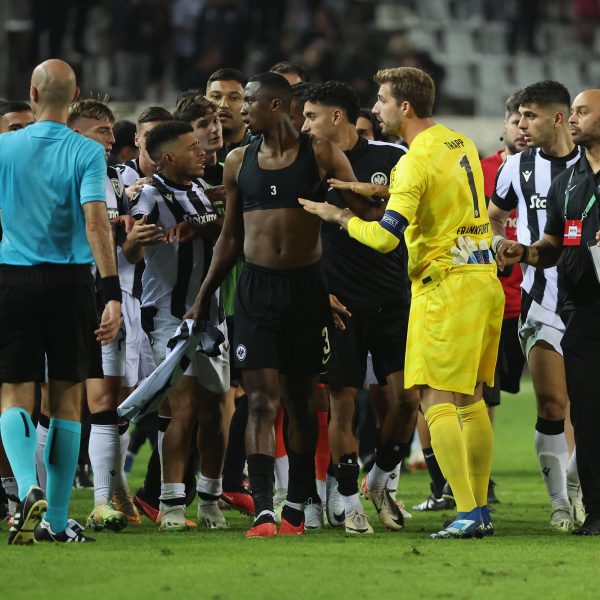  Kevin Trapp sah nach Spielende die Rote Karte - wofür weiß er selbst nicht. (Foto: IMAGO / HMB-Media)