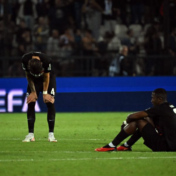  Robin Koch und Willian Pacho waren nach der Last-Minute-Niederlage am Boden zerstört. Wieder einmal belohnten sich die Frankfurter für all den betriebenen Aufwand nicht. (Foto: imago images / Jan Huebner)