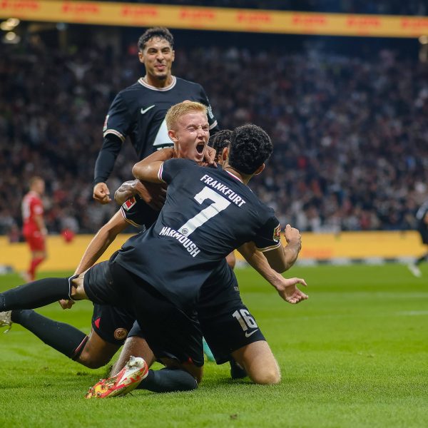  Hugo Larsson wird nach seinem 1:0-Führungstreffer von seinen Mitspielern umjubelt (Foto: IMAGO / Eibner)