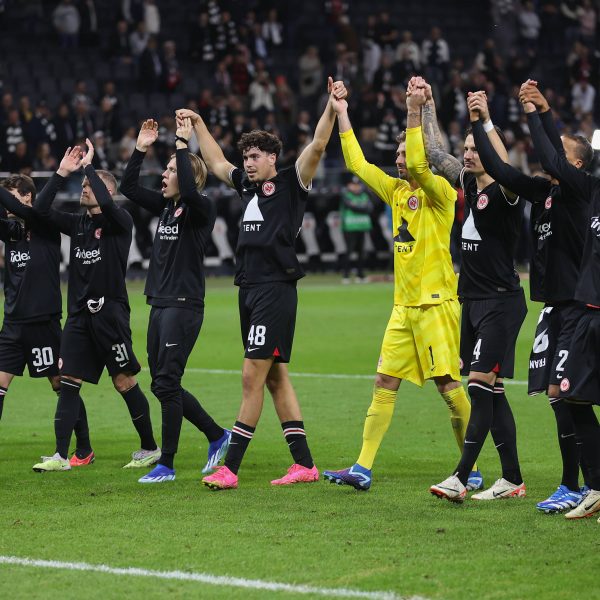  Endlich wieder ein Sieg im Waldstadion. Die Mannschaft feierte den Erfolg nach der Partie ausgiebig mit ihren Fans. (Foto: imago images / HMB-Media)