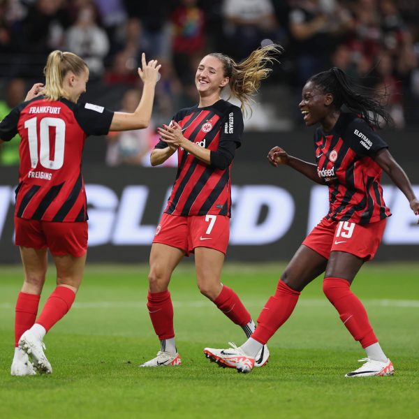 Die SGE-Frauen haben in der ersten Halbzeit sichtlich Spaß beim Kicken. (Foto: IMAGO / HMB-Media)