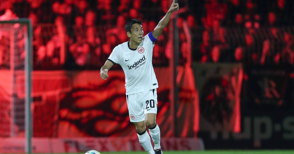  Makoto Hasebe zeigt es an: Er ist mit 230 Einsätzen ausländischer Rekordprofi der SGE. (Foto: IMAGO / Jan Huebner)