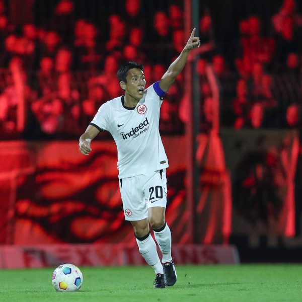  Makoto Hasebe zeigt es an: Er ist mit 230 Einsätzen ausländischer Rekordprofi der SGE. (Foto: IMAGO / Jan Huebner)