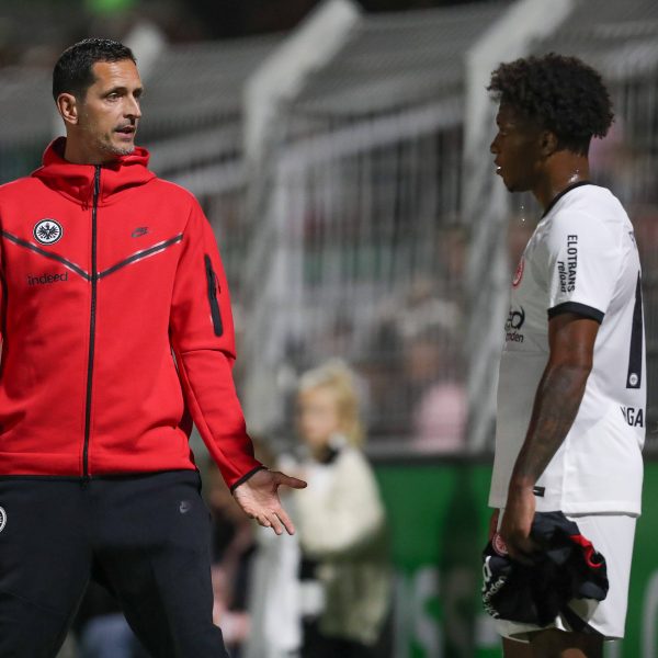  Klare Körpersprache von Eintracht-Trainer Toppmöller im Gespräch mit Ngankam (Foto: imago / Jan Huebner)