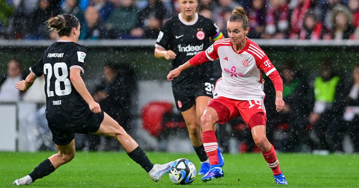 Es ist ein hart umkämpftes Spiel im Münchner Dauerregen. (Foto: IMAGO / foto2press)