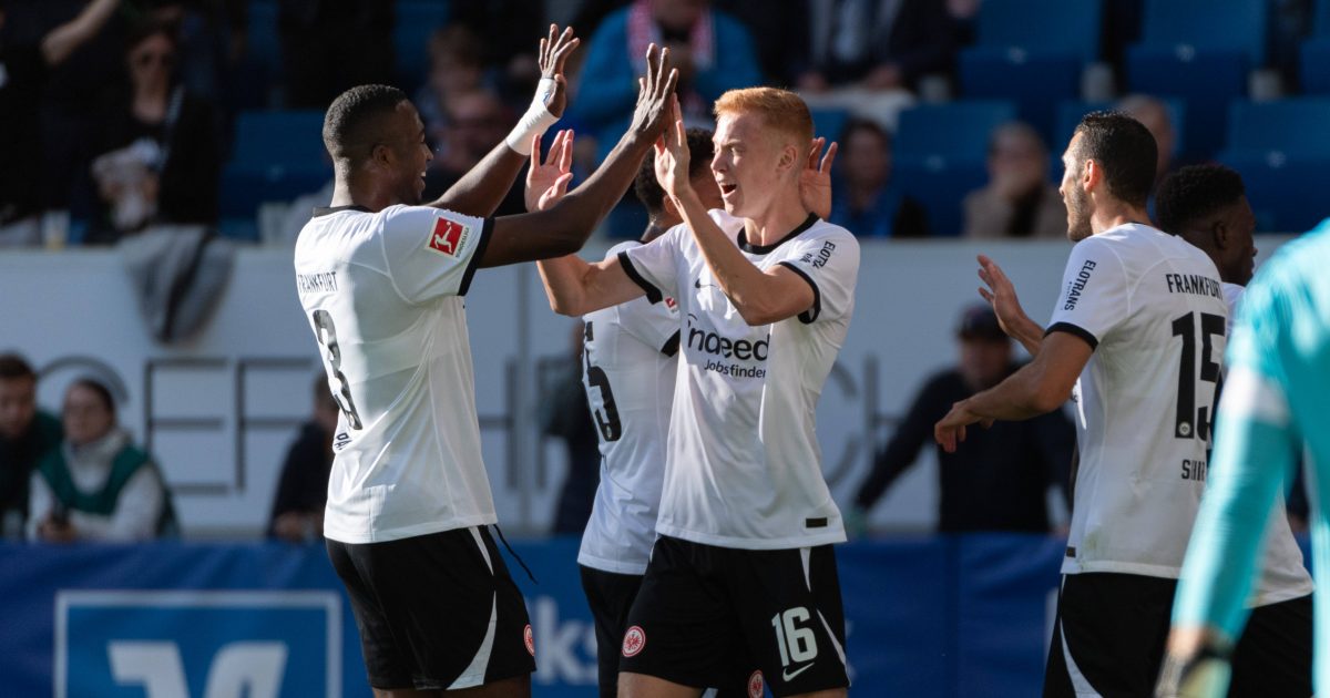  Willian Pacho (links) und Hugo Larsson feiern den Sieg gegen Hoffenheim. (Foto: imago/Eibner)