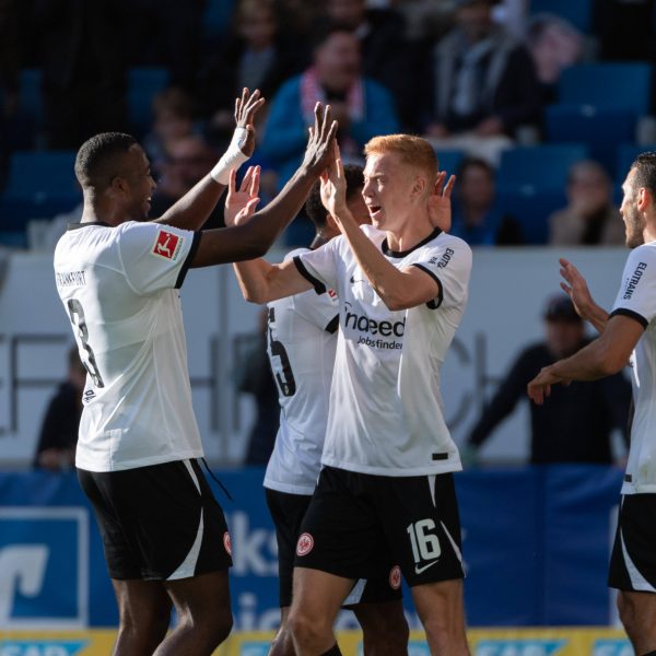  Willian Pacho (links) und Hugo Larsson feiern den Sieg gegen Hoffenheim. (Foto: imago/Eibner)