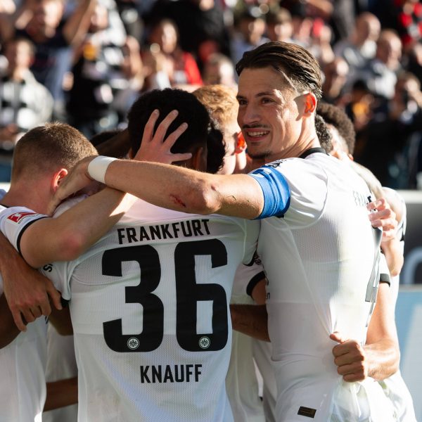  Es wächst was zusammen bei der Eintracht. Die Mannschaft zeigt sich auch ohne ihre Leistungsträger Sebastian Rode, Mario Götze und Kevin Trapp sehr stark. Robin Koch als Ersatz-Kapitän ist inzwischen auch richtig in Frankfurt angekommen und extrem wichtig geworden. (Foto: imago images / Eibner)