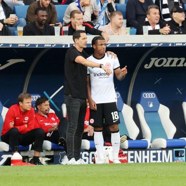 Setzt nicht immer auf die gleiche Elf: SGE-Coach Dino Toppmöller (Foto: IMAGO / Sportfoto Rudel)