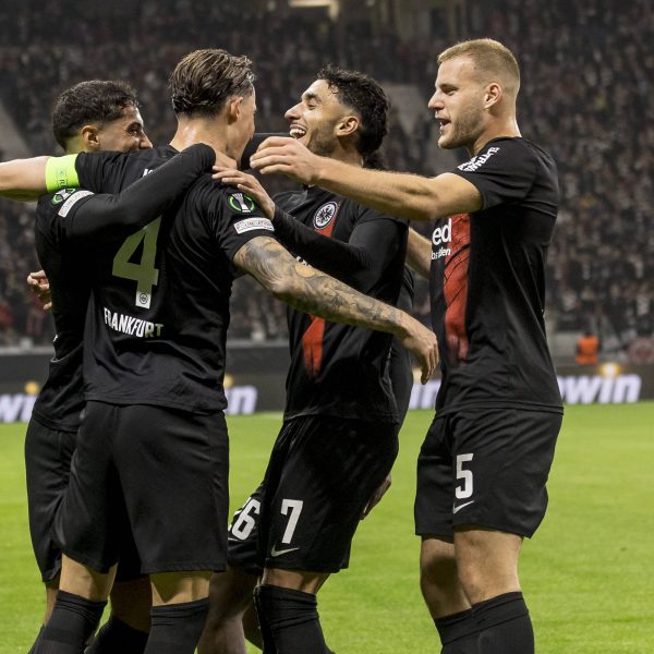  Wie im Rausch durchzog die Mannschaft diesen Europapokal-Abend. (Bild: IMAGO images / BeautifulSports)