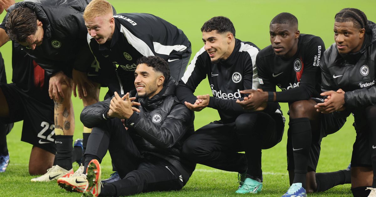 Die Spieler der Eintracht haben nach Abpfiff ihren sensationellen 6:0-Erfolg ausgiebig mit den eigenen Fans gefeiert. (Foto: imago images / HMB-Media)