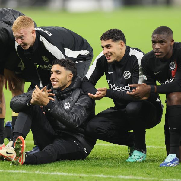  Die Spieler der Eintracht haben nach Abpfiff ihren sensationellen 6:0-Erfolg ausgiebig mit den eigenen Fans gefeiert. (Foto: imago images / HMB-Media)