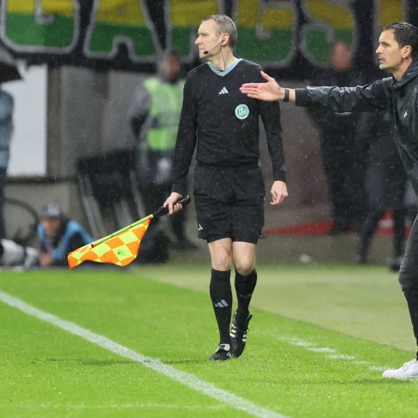  SGE-Coach Dino Toppmöller (rechts) war mit den Entscheidungen des Schiedsrichtergespanns nicht immer einverstanden. (Foto: IMAGO / Rene Schulz)