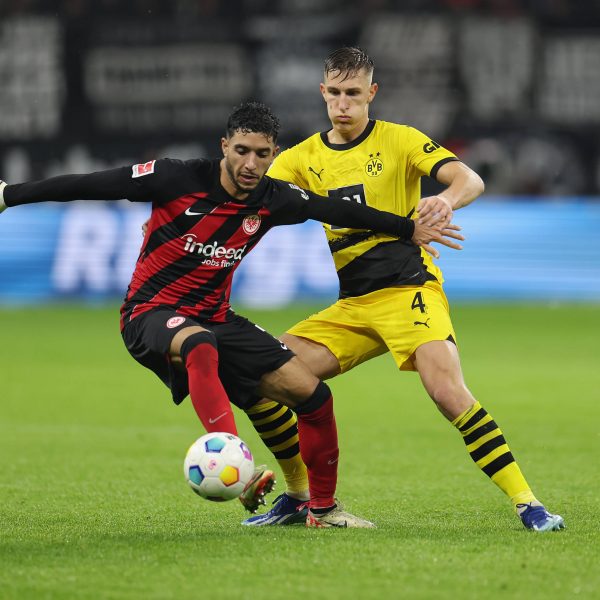  Fares Chaibi und Nico Schlotterbeck kämpfen um den Ball. (Foto: IMAGO / HMB-Media)