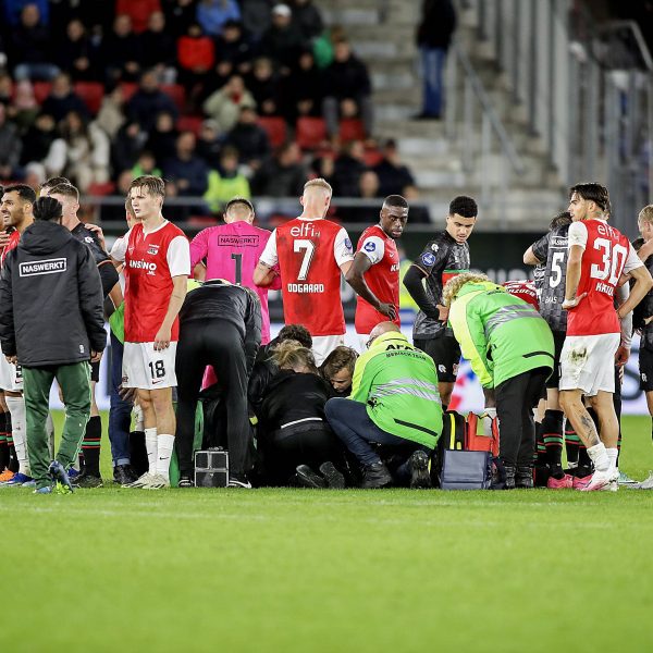  Dramatische Bilder in Alkmar: Ex-Adler Bas Dost musste auf dem Spielfeld wiederbelebt werden (Foto: imago / Pro Shots)