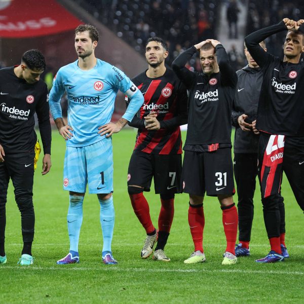  Die Fans der Eintracht bewiesen nach dem ärgerlichen Remis gegen den BVB ein gutes Gespür die Leistung der Mannschaft. Auch wenn das Ergebnis ärgerlich war, feierten die Fans ihr Team. (Foto: imago images / osnapix)