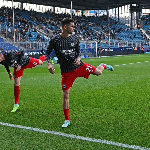  Kristijan Jakic und Lucas Alario (v. li.) kommen nicht über die Reservistenrolle hinaus. (Foto: IMAGO / Jan Huebner)