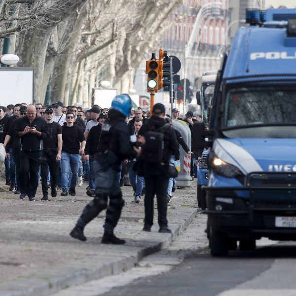  Beim Frankfurter Auswärtsspiel in Neapel hatte die italienische Polizei alle Hände voll zu tun. (Foto: IMAGO / Antonio Balasco)