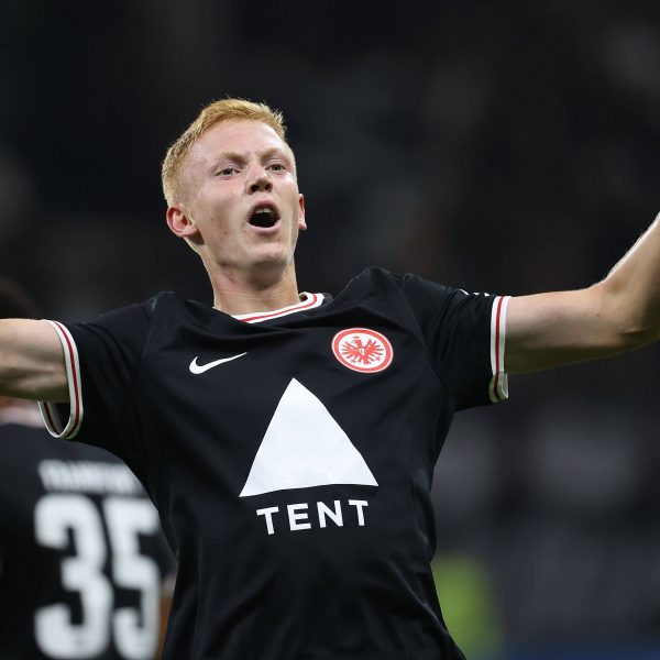  Hat derzeit allen Grund zu jubeln: Hugo Larsson (Foto: IMAGO / HMB-Media)