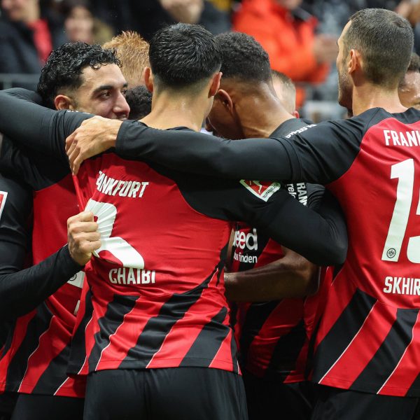  Die Neuzugänge Omar Marmoush (li.), Farès Chaibi (mi.) und Ellyes SKhiri (re.) überzeugen bei der SGE. (Foto: IMAGO / osnapix)