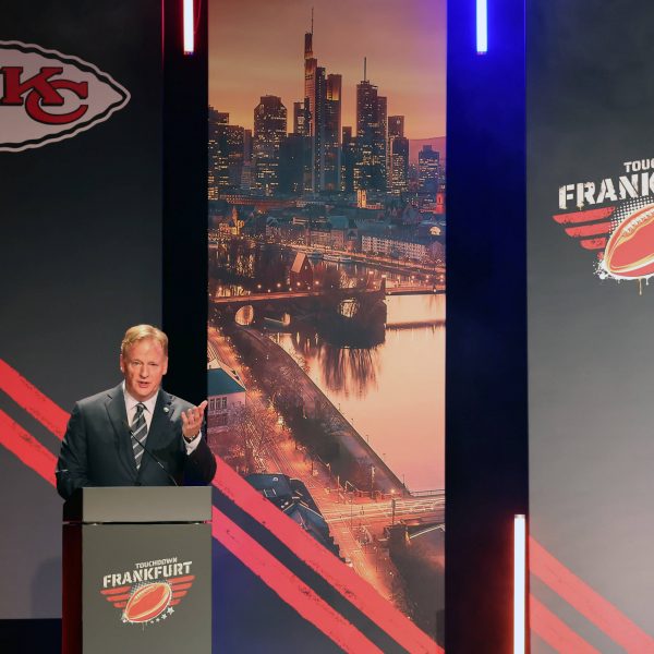  NFL-Commissioner Roger Goodell bei seiner Rede im Palais Thurn und Taxis. (Foto: IMAGO / Rene Schulz)