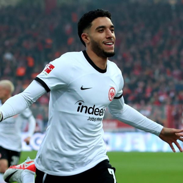  Omar Marmosuh schnürt seinen Doppelpack in Halbzeit eins und beschert somit der SGE die Führung. (Foto: IMAGO / Jan Huebner)