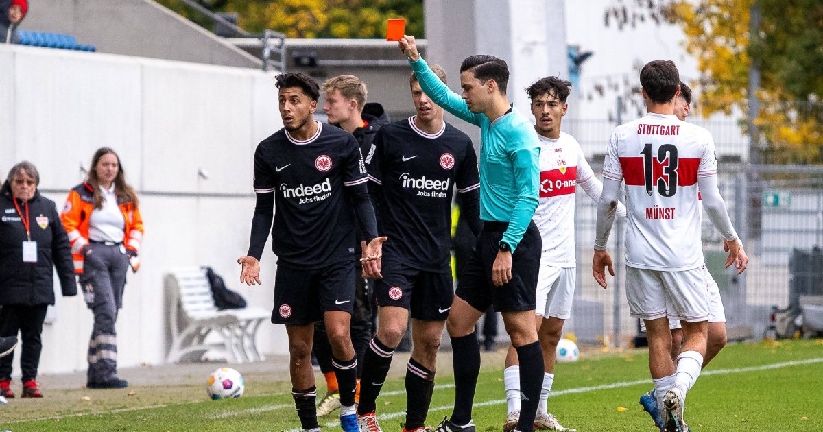  Es sollte an diesem Spieltag nicht sein. Obendrein erhielt Frankfurts Harpreet Ghotra in der 42. Spielminute die Rote Karte. (Foto: IMAGO / Eibner)
