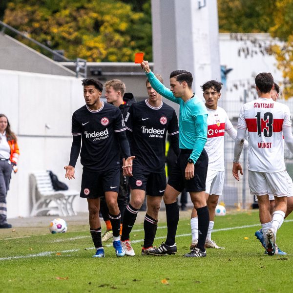  Es sollte an diesem Spieltag nicht sein. Obendrein erhielt Frankfurts Harpreet Ghotra in der 42. Spielminute die Rote Karte. (Foto: IMAGO / Eibner)