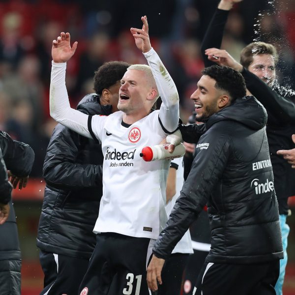  Die Spieler der Eintracht feierten den 3:0-Auswärtssieg gegen Union Berlin nach dem Spiel ausgelassen mit ihren mitgereisten Fans. (Foto: imago images / Jan Huebner)