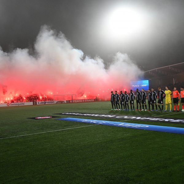  Das Abbrennen von Pyrotechnik und Werfen von Gegenständen wird allen SGE-Fans jetzt zum Verhängnis. (Foto: IMAGO / Jan Huebner)