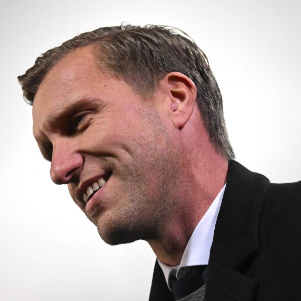  Markus Krösche holte Dino Toppmöller an den Main und zeigt sich mit dem jungen Trainer sehr zufrieden. (Foto: IMAGO / Jan Huebner)