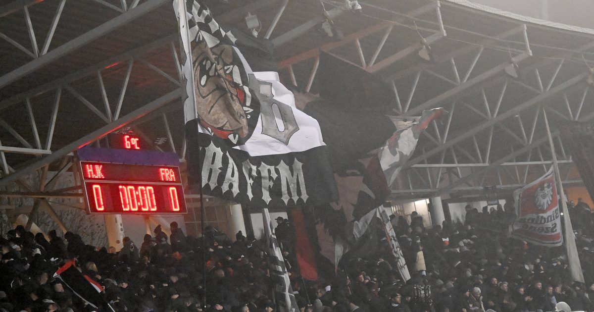  Aus dem Frankfurter Block ein Becher auf einen HJK-Spieler, der gerade eine Ecke ausführen wollte. (Foto: imago/Jan Huebner)