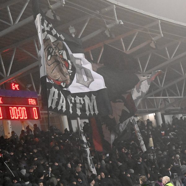  Aus dem Frankfurter Block ein Becher auf einen HJK-Spieler, der gerade eine Ecke ausführen wollte. (Foto: imago/Jan Huebner)