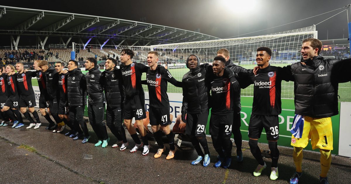 Die Eintracht feiert trotz schwächerer Leistung als zuletzt am Ende das vorzeitige Überwintern in der Conference-League ausgelassen mit ihren mitgereisten Fans. ( Foto: imago images / HMB-Media)