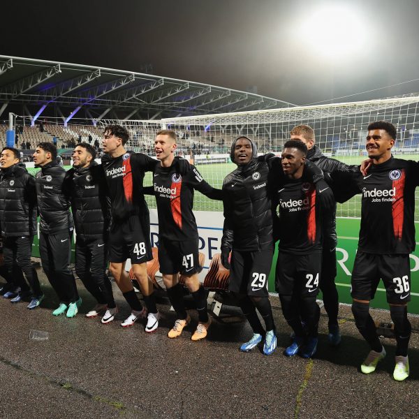  Die Eintracht feiert trotz schwächerer Leistung als zuletzt am Ende das vorzeitige Überwintern in der Conference-League ausgelassen mit ihren mitgereisten Fans. ( Foto: imago images / HMB-Media)
